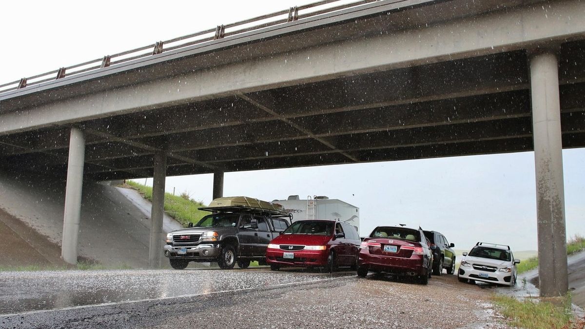 Stovky aut na italské dálnici zdevastovalo krupobití