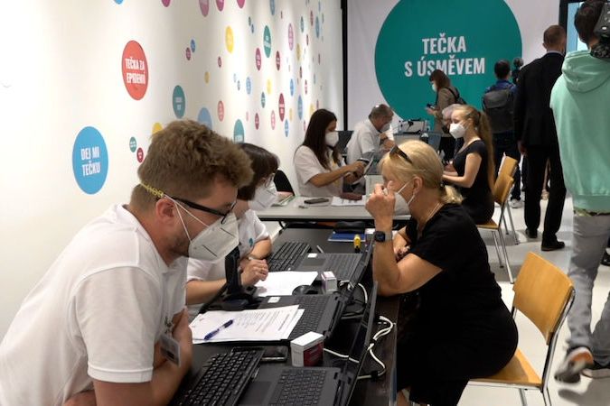  V obchodním centru v Praze otevřeli očkovací centrum bez objednání  