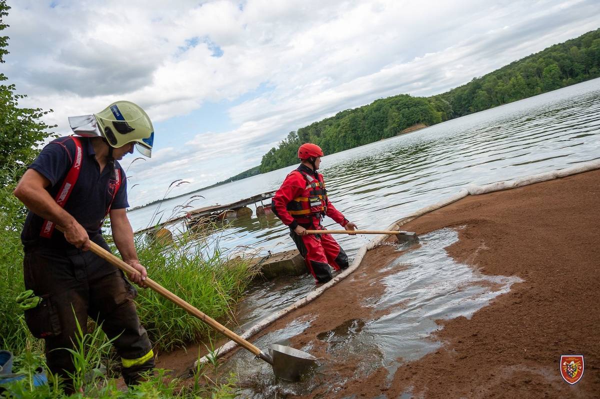 Loď hasiči na břeh vytáhli automobilovým jeřábem.