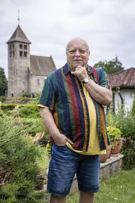 Garáž je skladem knih hostitelova vlastního nakladatelství.