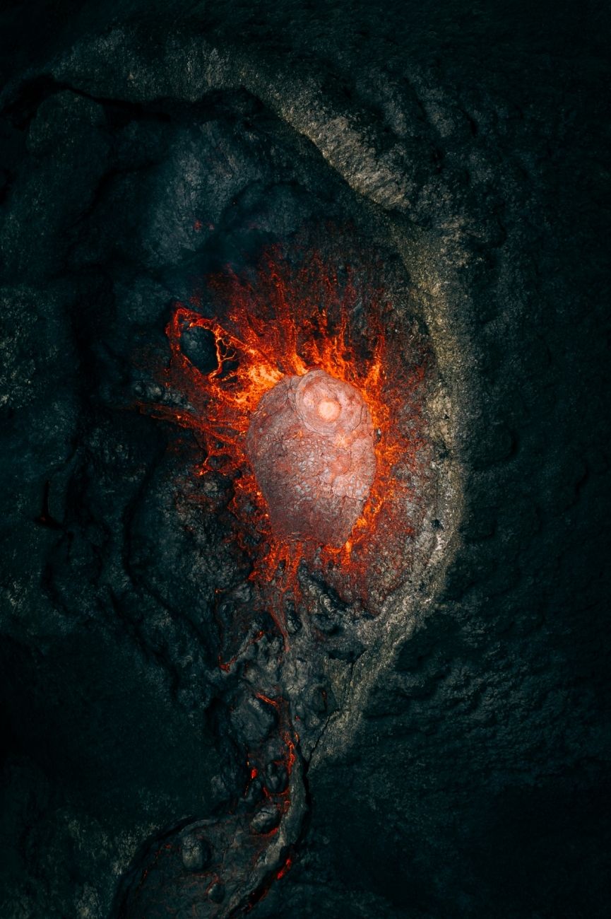 Extragalaktický (Island) - Vítěz kategorie Příroda. Intenzivní a monumentální okamžiky během erupce vulkánu. To vše exkluzivním pohledem dovnitř.