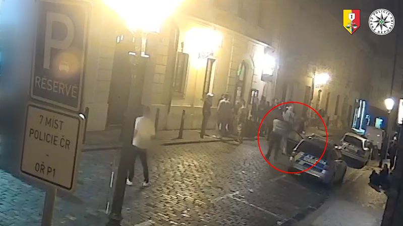 Opilý mladík pálil z plynové pistole ve známé pražské policejní ulici
