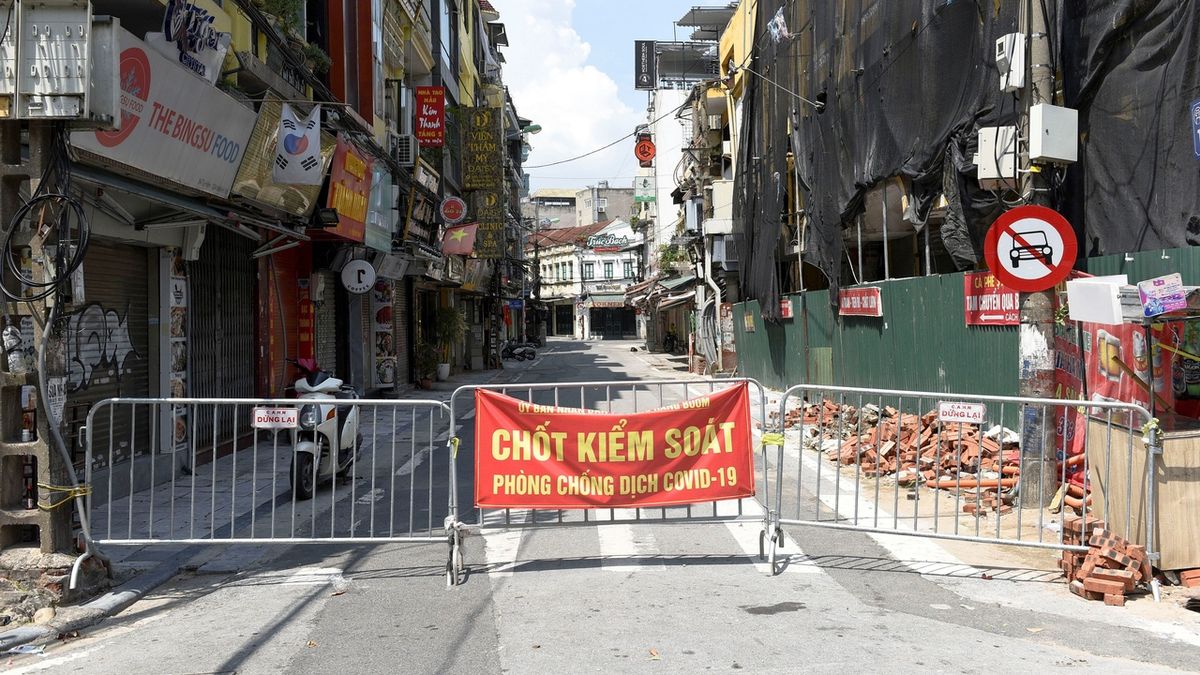 V hanojských ulicích rostou kvůli koronaviru barikády i s žiletkovým drátem