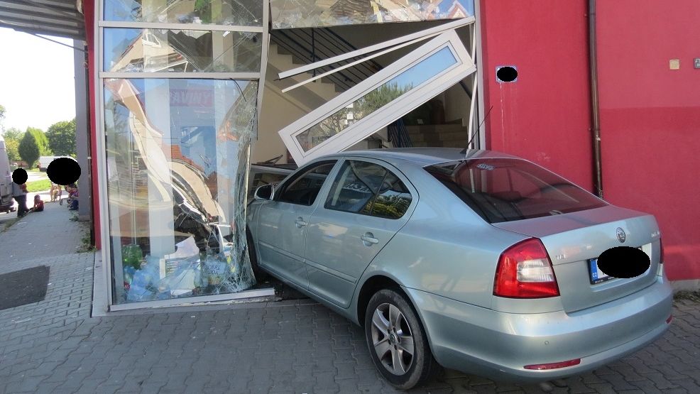 Auto v Ostravě vjelo do prodejny potravin