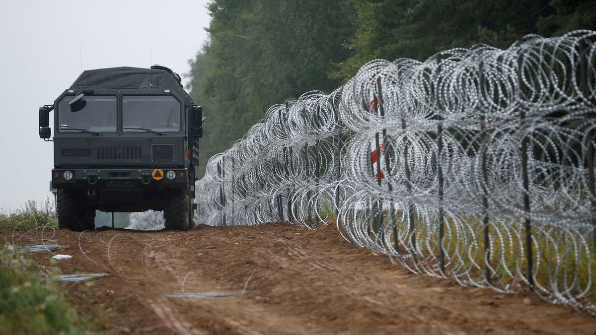 Migranti vzali útokem plot na bělorusko-polské hranici