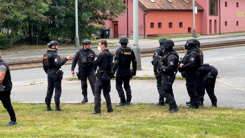 Ozbrojený lupič přepadl v Praze hotel. Hledají ho policisté se samopaly