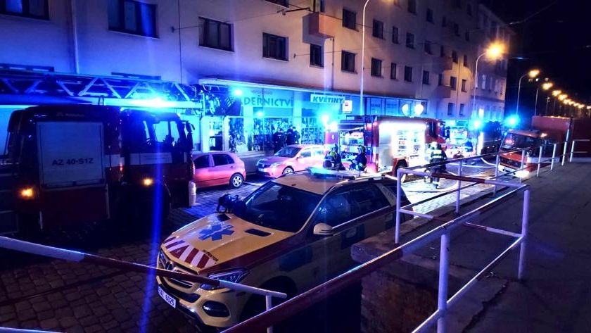 Dva lidé a pes zemřeli při požáru bytu v Praze