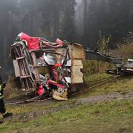 Kabina lanovky se při cestě dolů zřítila z asi třicetimetrové výšky