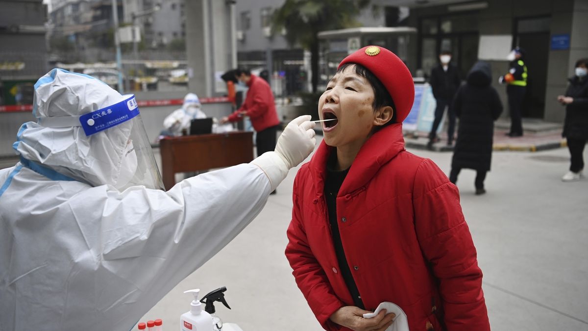 V čínském Si-anu kolabuje zdravotní péče. Muže s infarktem bez testu nechali zemřít