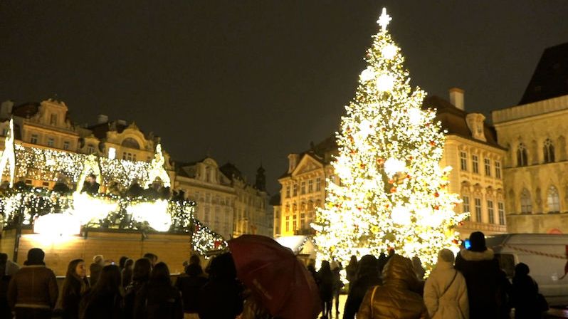 Praha rozsvítila strom na Staroměstském náměstí, slavnost ale opět nebyla