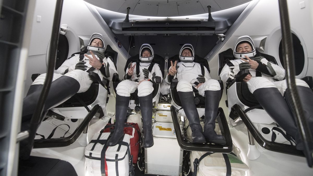 Do Mexického zálivu dosedla vesmírná loď Crew Dragon se čtyřmi astronauty