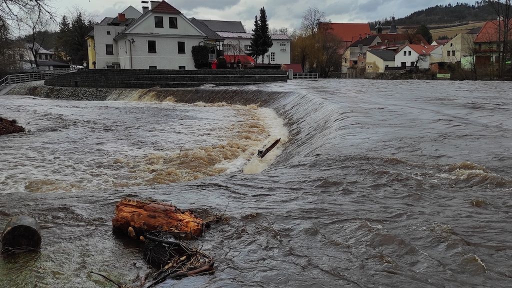 Záběry z jihu Čech: Rozvodněná Otava v Sušici