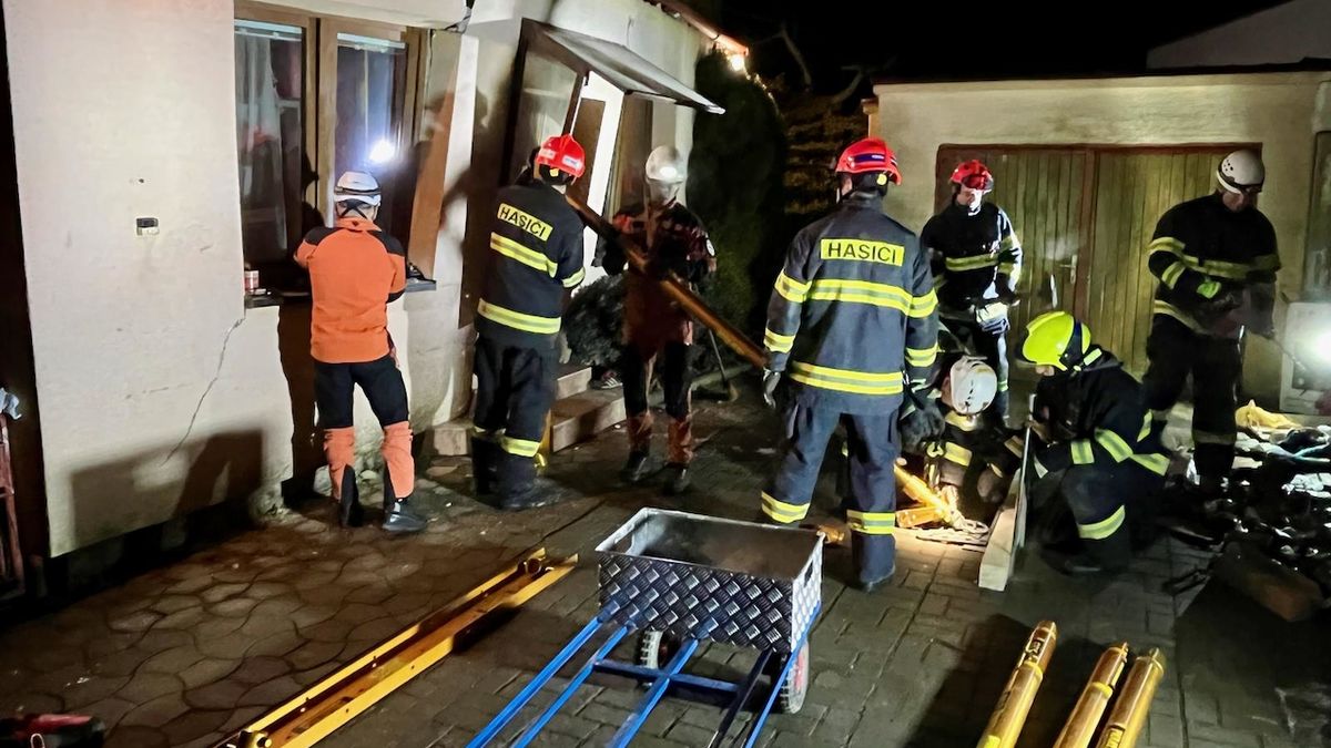Svíčka bez dozoru způsobila na Brněnsku výbuch domu