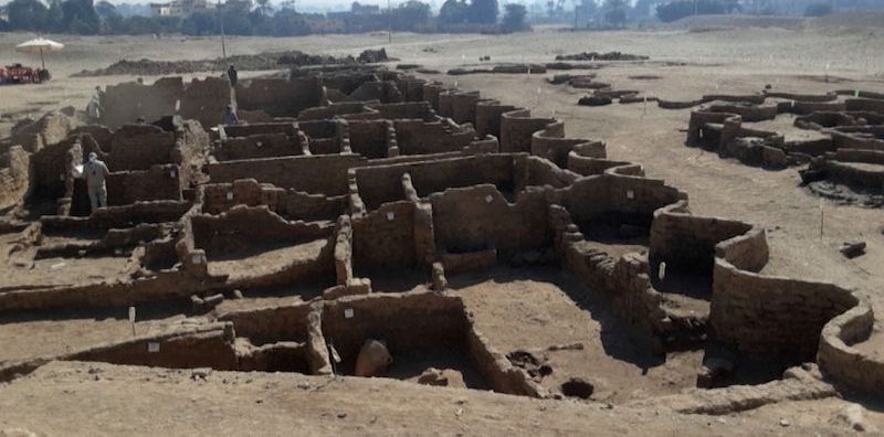 Výběr archeologických objevů roku 2021. Od prstenu proti kocovině až po největší egyptské město