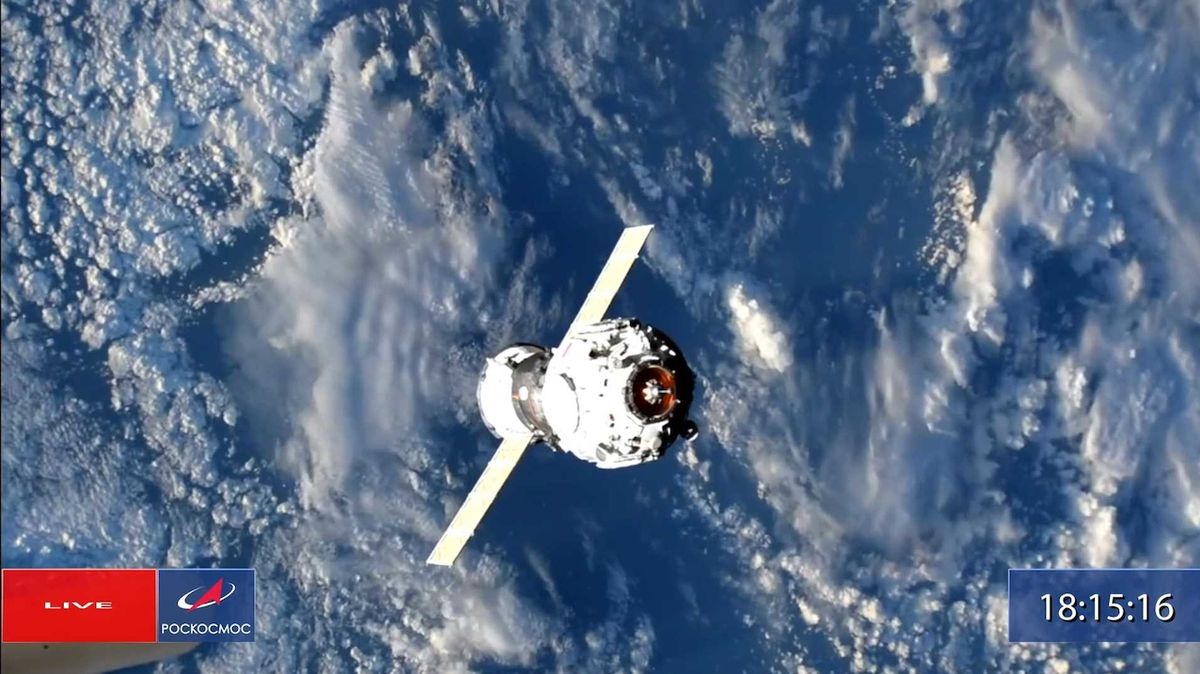 Modul Pričal s lodí Progress krátce před zakotvením u ISS