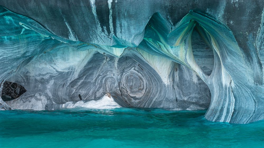 Jeskyně, které jako by vypadly z Van Goghova obrazu, leží v chilské části Patagonie. Nacházejí se na jezeře a jediná cesta k nim tedy vede po vodě.