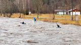 Parta vodáků vyrazila na rozvodněnou řeku