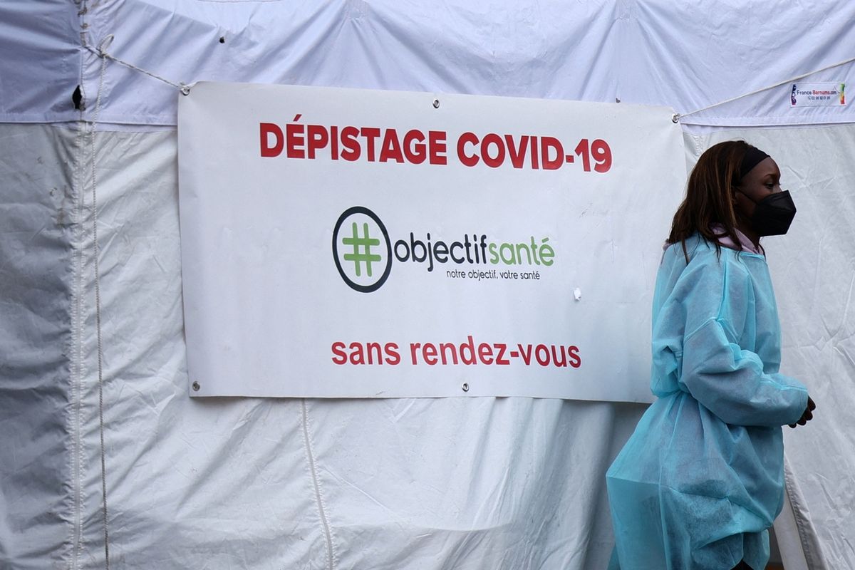 Testovací středisko na koronavirus v Paříži