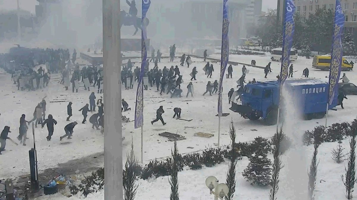 Mrtví leží na ulicích: V centru Almaty pokračuje střelba, hoří budova televize