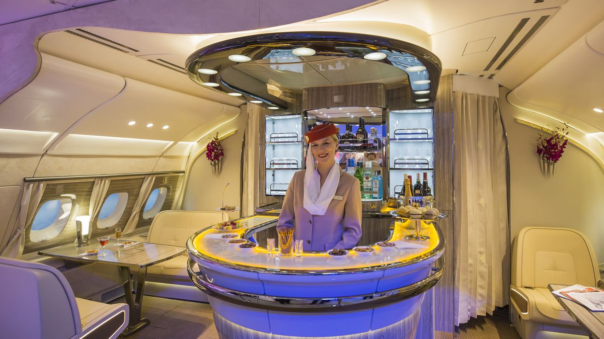 Bar z největšího dopravního letounu světa se prodal v aukci za více než milion korun