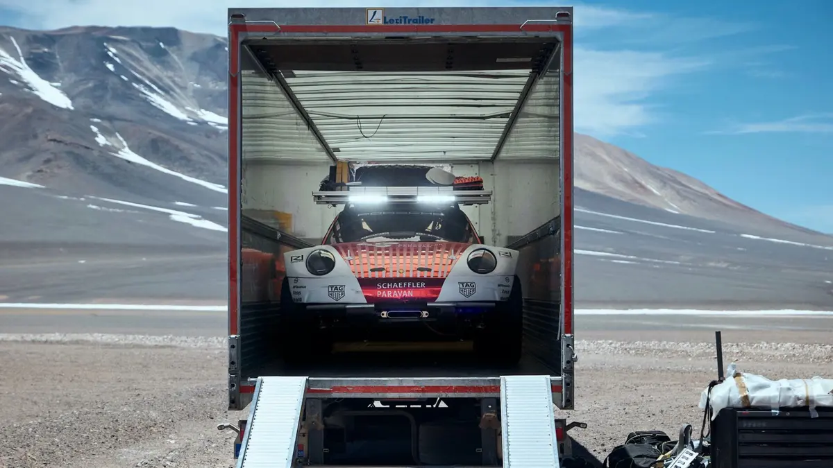 Továrně upravené Porsche 911 vyjelo na nejvyšší sopku světa