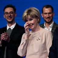 Eva Pavlová stojí po boku svého chotě Petra Pavla, který se právě stal novým českým prezidentem.