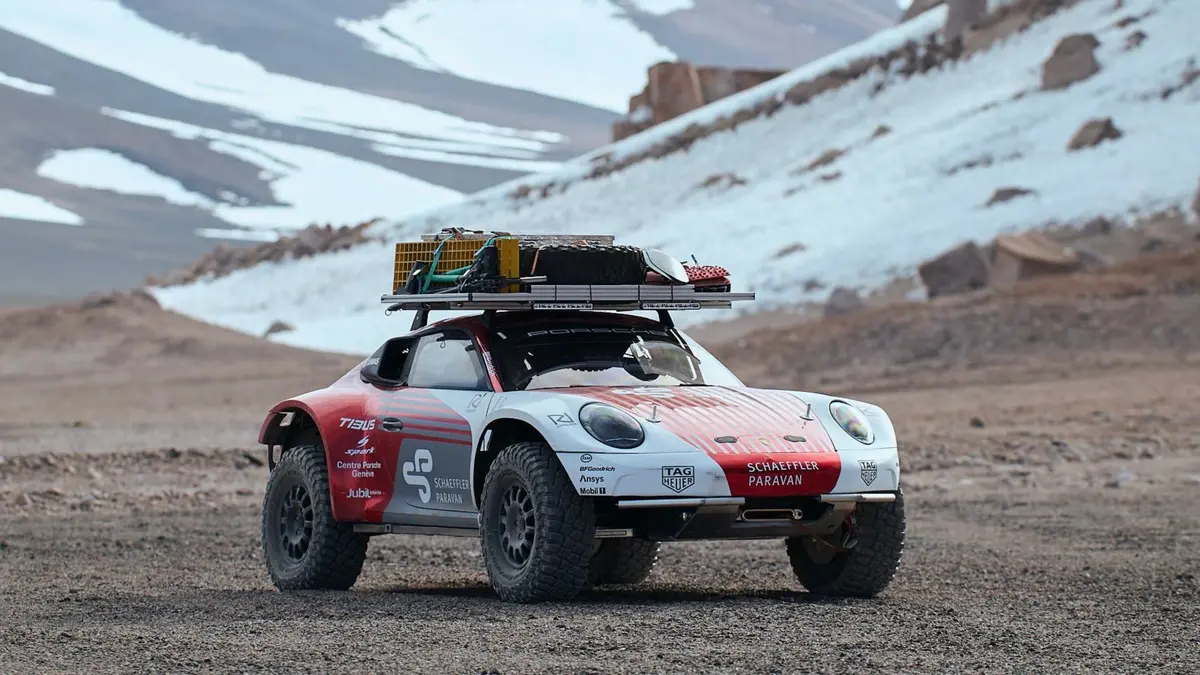 Továrně upravené Porsche 911 vyjelo na nejvyšší sopku světa