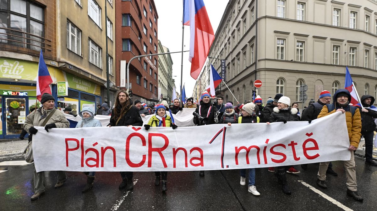 Chceme mír! Stovky demonstrantů požadovaly v Praze demisi vlády
