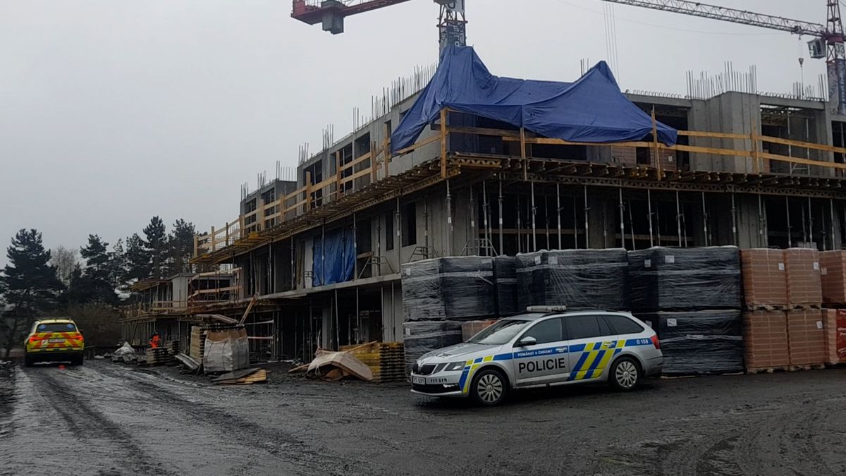 Bednění na stavbě v Plzni zabilo dělníka