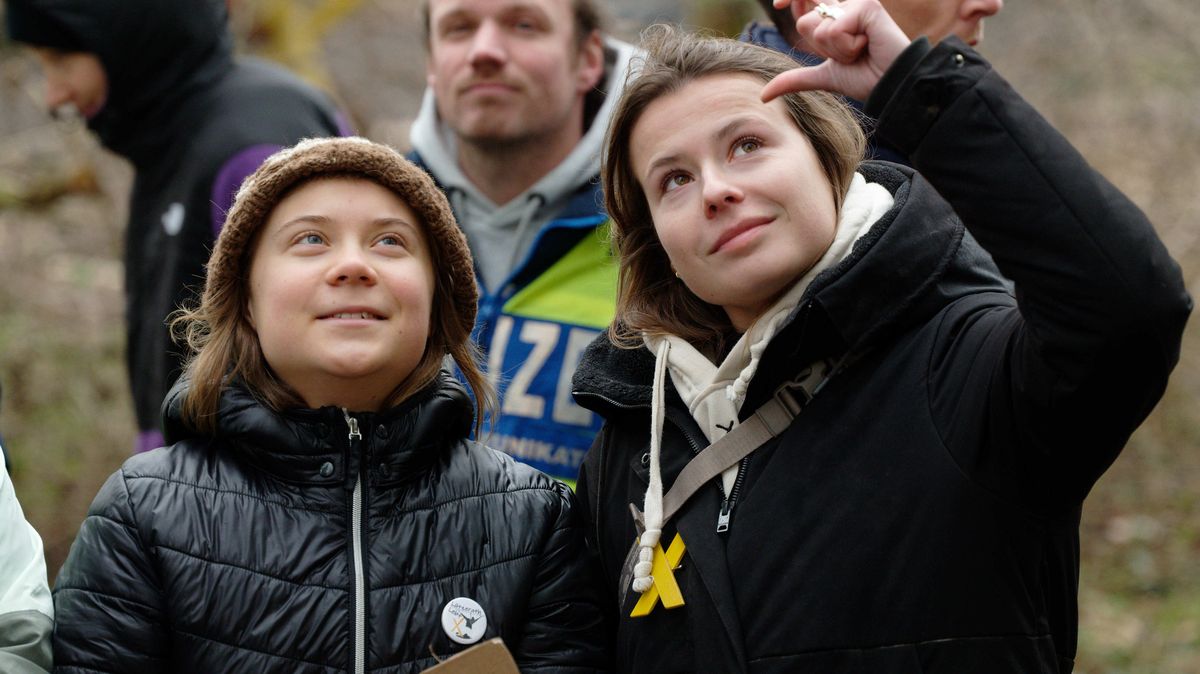 Němečtí aktivisté v tunelu pod osadou dál vzdorují policii. Přijela i Greta
