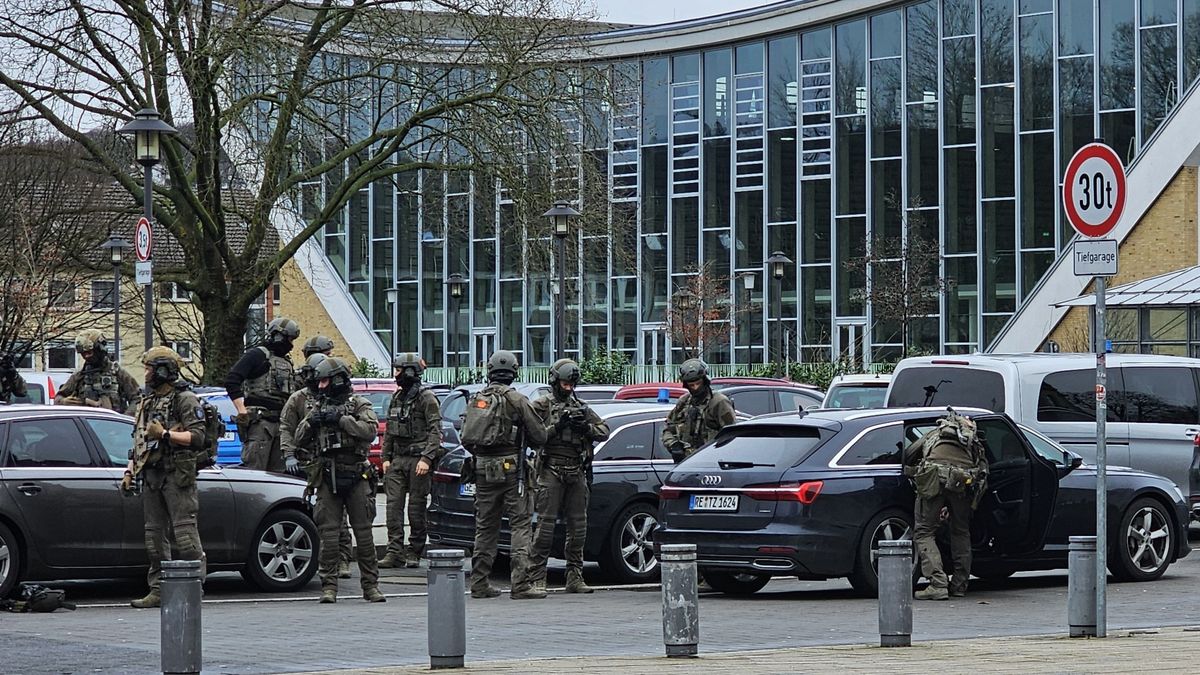 Útok nožem na německém gymnáziu: Nejméně čtyři zranění, žáci se zabarikádovali ve třídách