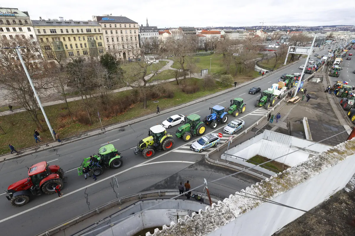Zemědělci přijeli na traktorech a další zemědělské technice demonstrovat před ministerstvo zemědělství.