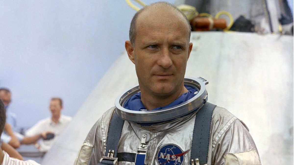 Zemřel astronaut Stafford známý „vesmírným podáním rukou“