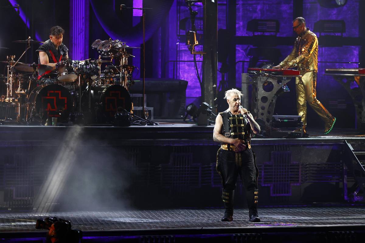 Na snímku zpěvák Till Lindemann , bubeník Doom Schneider a klávesista Flake Lorenz