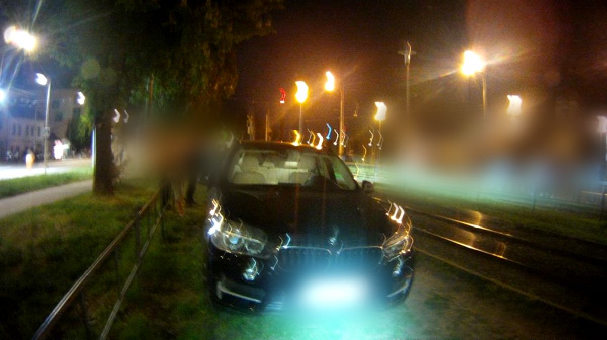 Opilá žena jela v Brně kilometr v tramvajovém kolejišti, zničila tři pneumatiky
