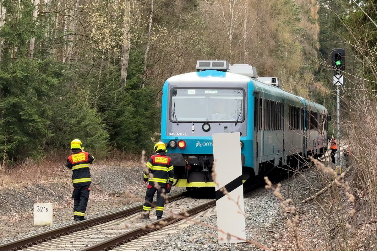 Vlak u Kladna srazil 13letou dívku