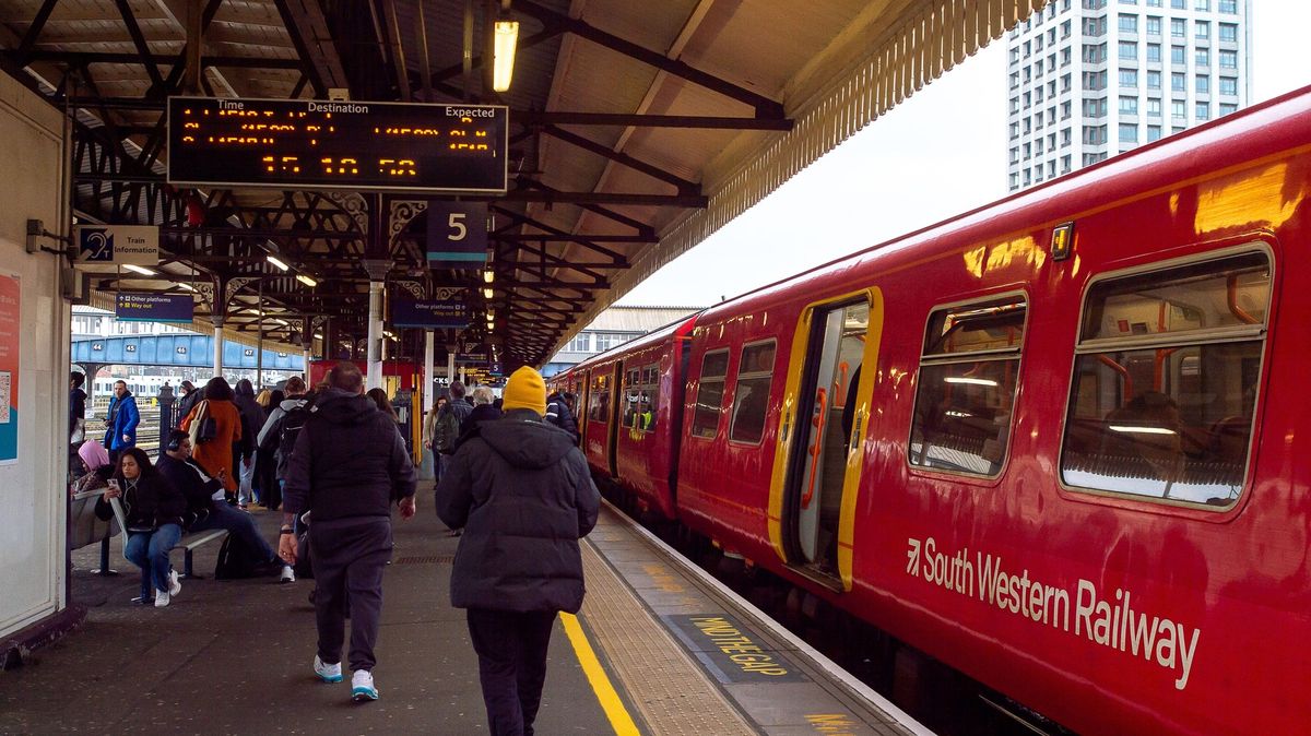 V londýnském vlaku pobodali muže. Cestující útok natočili