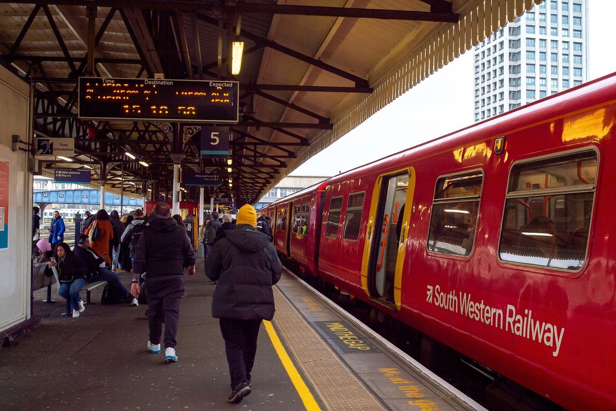 V londýnském vlaku pobodali muže. Cestující útok natočili