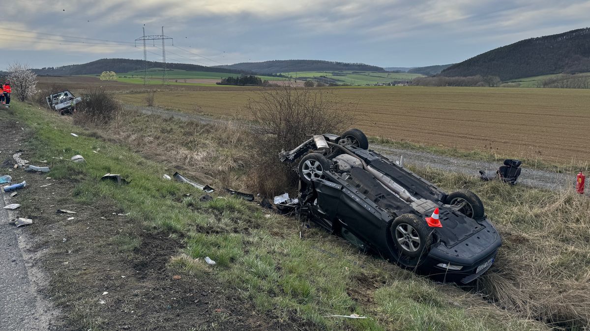 Dodávka na dálnici D5 sešrotovala stojící osobní auto