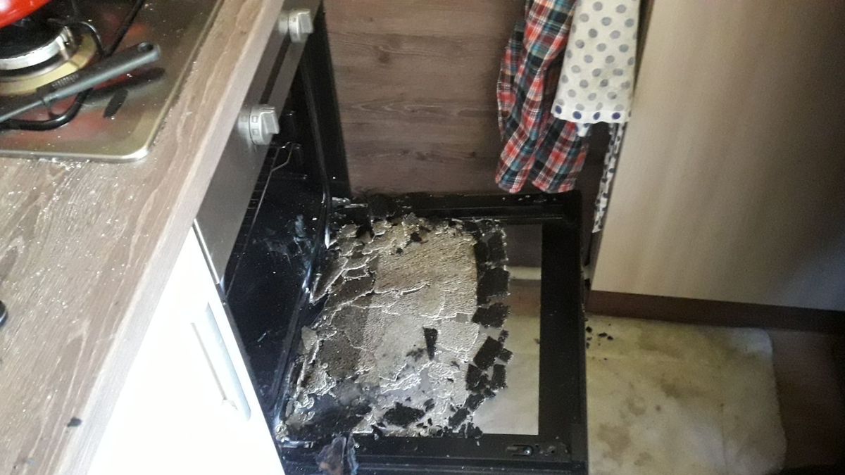 Nevidomé ženě na Plzeňsku začalo hořet v kuchyni. Pomoc volala s tím, že slyšela ránu a cítila kouř