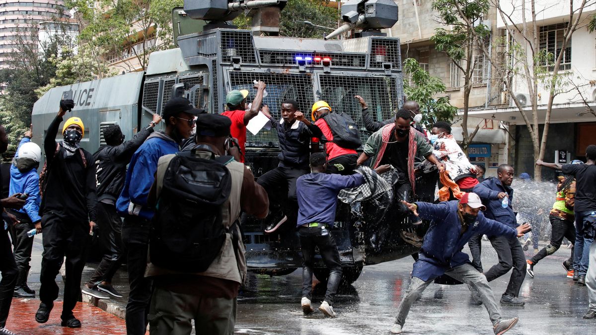 Keňská vláda nasadila proti demonstrantům armádu, předtím do nich střílela policie