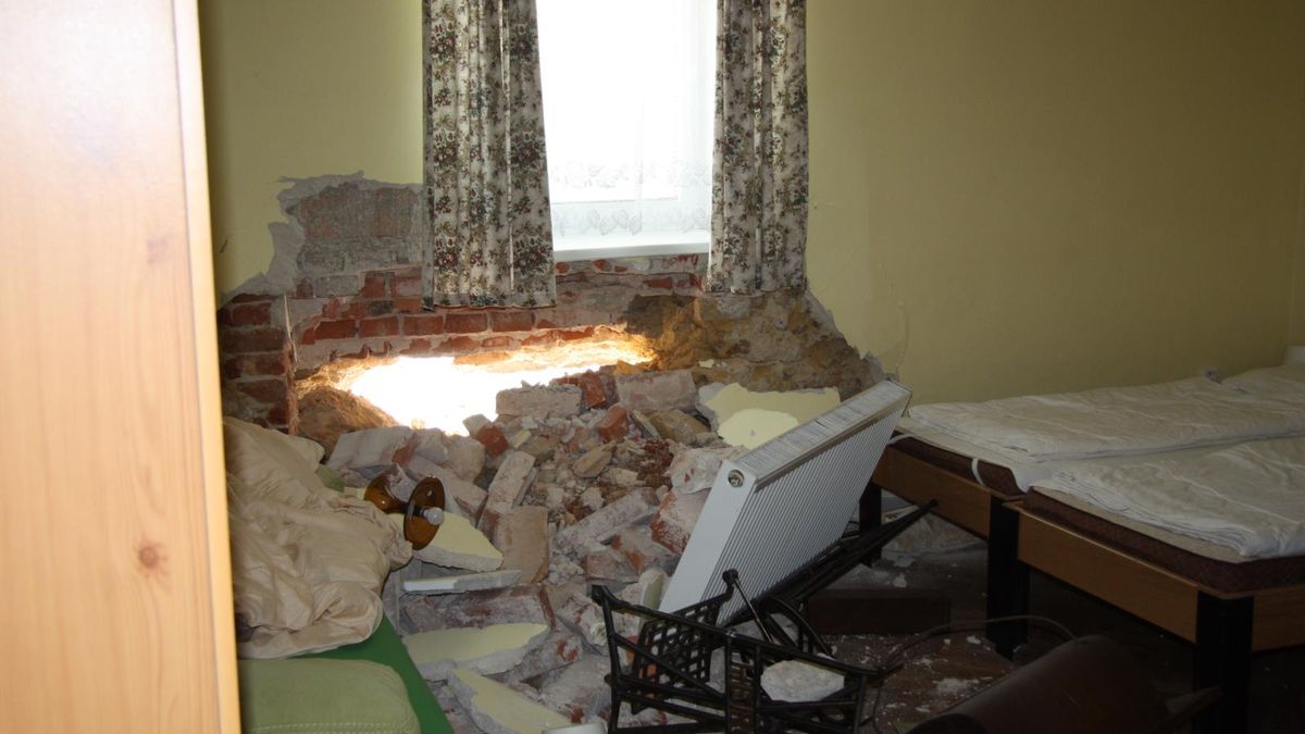 Z kamionu na Jindřichohradecku se uvolnily ocelové plechy. Vlétly do ložnice rodinného domu