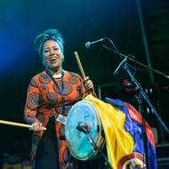 Členka kapely Enkelé na Colours of Ostrava