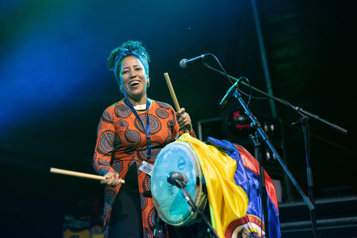 Členka kapely Enkelé na Colours of Ostrava