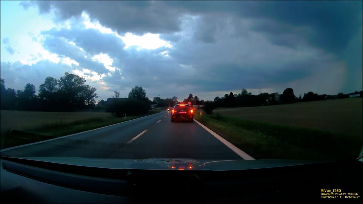 Řidič se řítil superbem 190 km/h na devadesátce u Hradce Králové