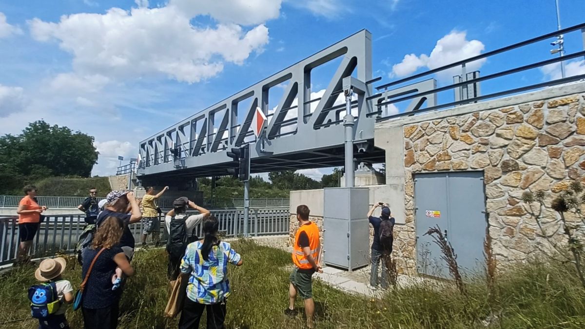 Přes zvedací most za čtvrt miliardy zase jezdí vlaky, ale jen o víkendech. Platí si je obec