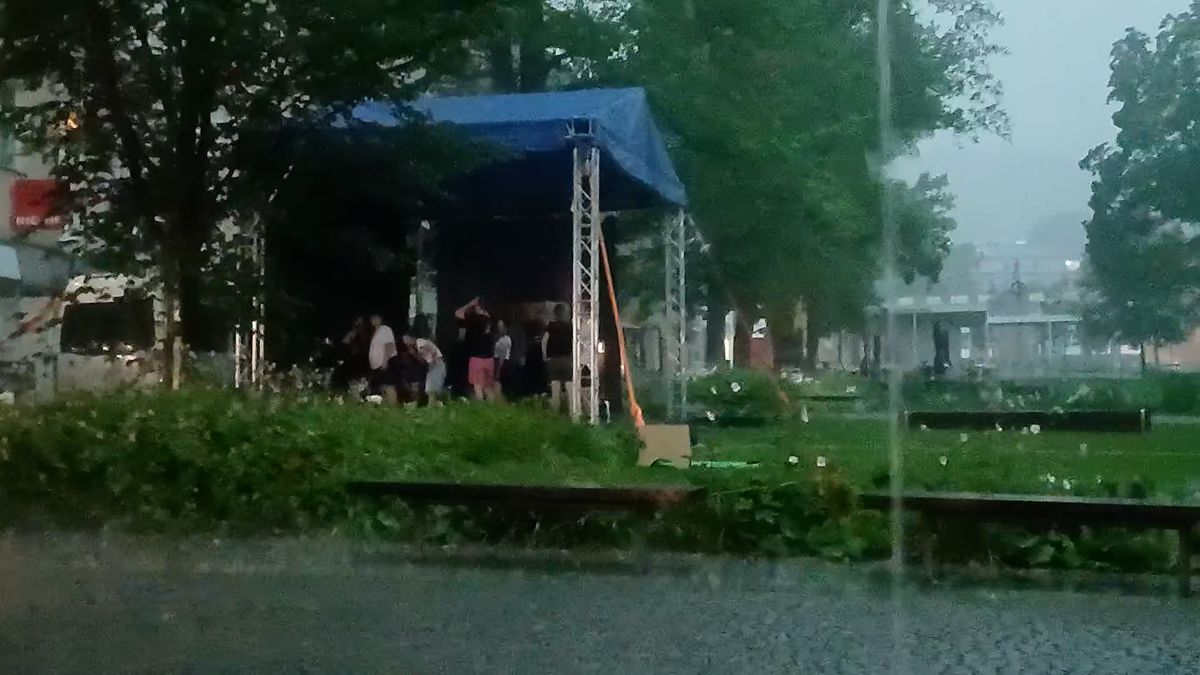 Bouřka na Moravě zastavila na několika místech vlaky. Ukončila také festival