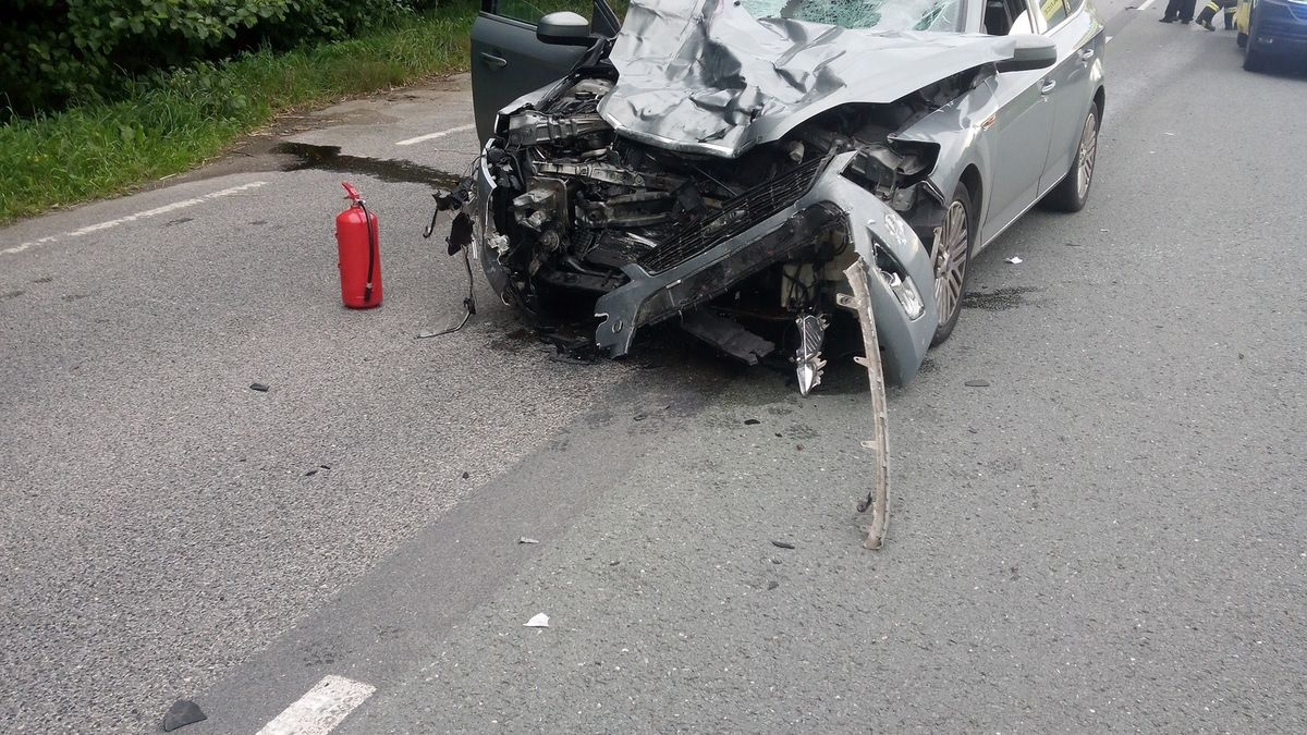 Motorkář srážku s fordem nepřežil, řidič osobáku skončil v nemocnici