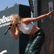 Lenny zpívala se zářícím slunkem