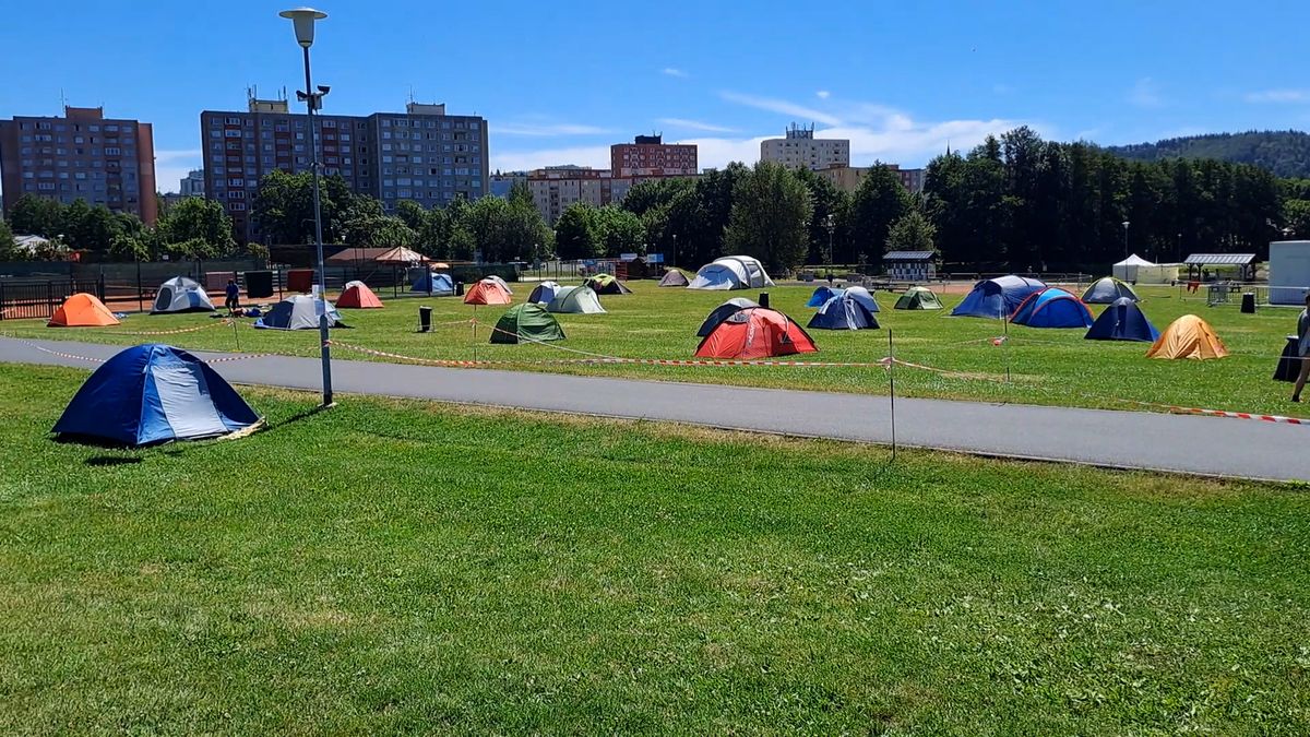 V hostelu spal o festivalu na zemi i 80letý senior. Po filmech chodil na diskotéku